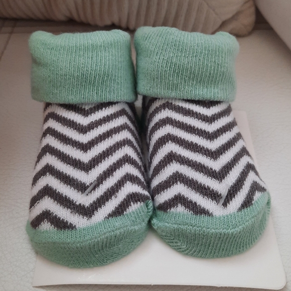4/$20 Chevron Bib & Socks Infant Bundle for Baby Shower - Picture 2 of 7